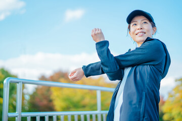 公園で準備運動する女性（ストレッチ）
