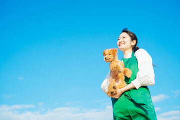 愛犬と遊ぶ女性
