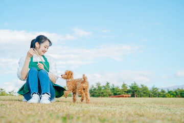 愛犬と遊ぶ女性

