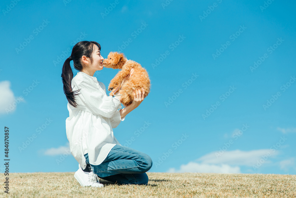 Sticker 愛犬と遊ぶ女性（キス）
