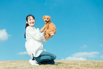 愛犬と遊ぶ女性（芝生）
