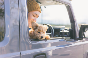 愛犬とドライブする男性
