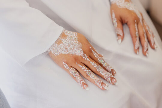 Close-up of the bride's hands make up with henna
