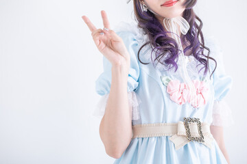 ハンドサインをするロリータファッションの女性　Lolita