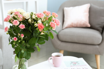 Vase with bouquet of beautiful fresh roses in room, closeup