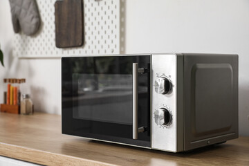Modern microwave oven on counter in stylish kitchen - obrazy, fototapety, plakaty