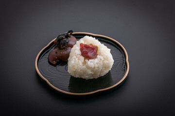 梅のおにぎり　Salted plum