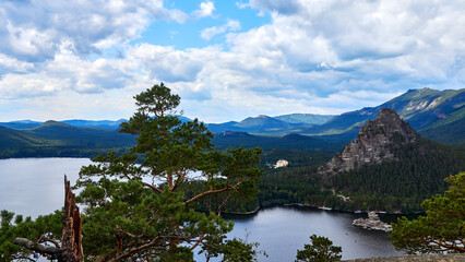 Naklejka premium scenic view of lake and mountains overgrown with forest