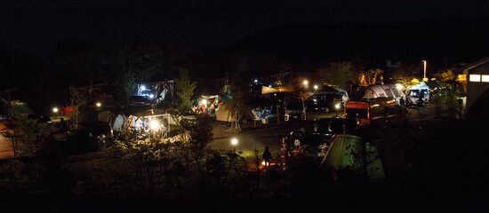 Fototapeta na wymiar 夜のキャンプ場