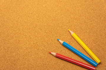 黄色と水色と赤色の色鉛筆
