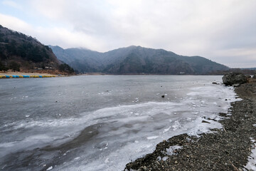 凍った山梨県の精進湖