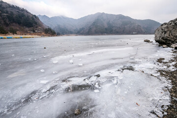 凍った山梨県の精進湖