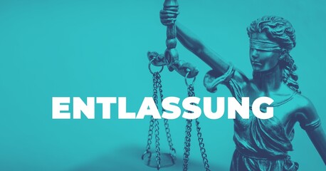 Entlassung (Kündigung). Close-up einer Justitia Statue. Duotone blau mit weißem Text. Symbol Recht und Anwalt.