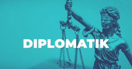 Naklejka premium Diplomatik. Close-up einer Justitia Statue. Duotone blau mit weißem Text. Symbol Recht und Anwalt.