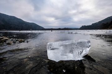 凍結した山梨県の精進湖と氷塊