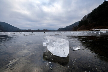 凍結した山梨県の精進湖と氷塊