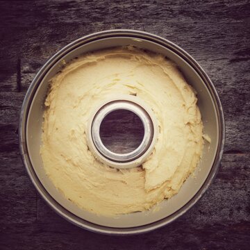 Vanillekuchen R&uuml;hrteig in einer runden Backform
