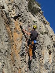 Obraz premium jeune grimpeur qui escalade sur rocher