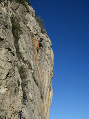 jeune grimpeur qui escalade sur rocher