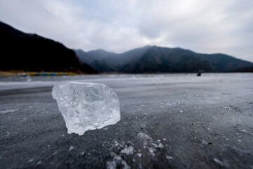 山梨県の凍った精進湖と氷の塊