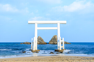 冬の桜井二見ヶ浦の夫婦岩　福岡県糸島市　Sakurai Futamigaura's Meotoiwa in...