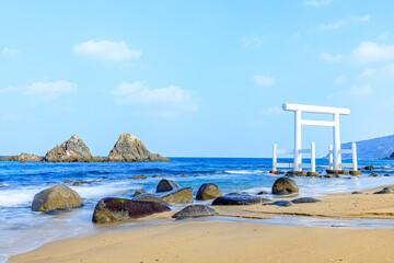 冬の桜井二見ヶ浦の夫婦岩　福岡県糸島市　Sakurai Futamigaura's Meotoiwa in winter. Fukuoka-ken Itoshima city