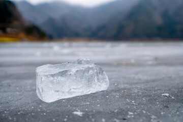 山梨県の凍った精進湖と氷の塊