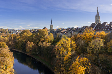 Bern im Herbst – Blick auf die Berner Altstadt und das Berner Münster - 484120830