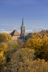Bern im Herbst – Blick auf die Christkatholische Kirche St. Peter und Paul in der Berner Altstadt. - 484120833