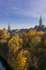 Bern im Herbst – Blick auf die Berner Altstadt und das Berner Münster - 484120846