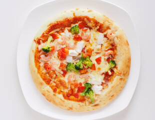 白いお皿に乗ったシーフドピザ