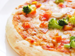 白いお皿に乗ったシーフドピザ