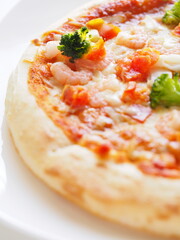 白いお皿に乗ったシーフドピザ