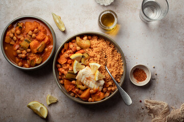 Assiette de couscous au poisson potiron carottes et courgettes sur table