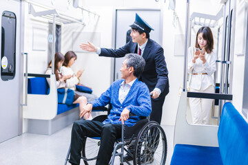 Fototapeta na wymiar 車イスで電車に乗る乗客