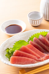 マグロの刺身と日本酒