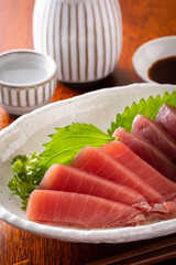 マグロの刺身と日本酒