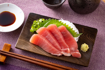 マグロの刺身と日本酒