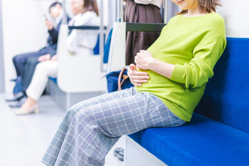 電車移動をする妊婦