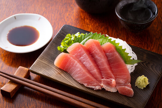 マグロの刺身と日本酒