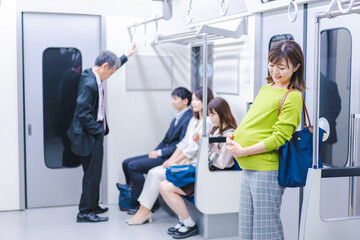 電車移動をする妊婦