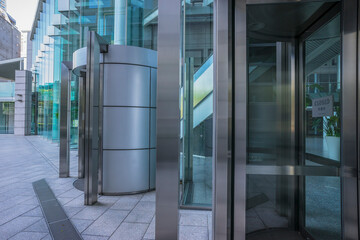 Fototapeta premium ビル 未来イメージ 都会風景 ビル群 新宿 新宿副都心 新緑 ガラス 写り込み 反射