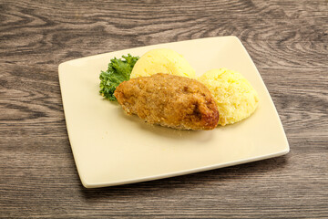 Crispy chicken cutlet with mashed potato