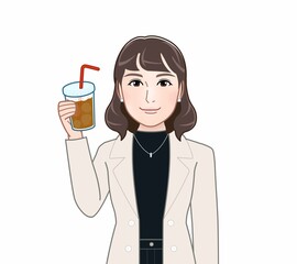 コーヒーを持って歩く女性