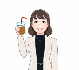 コーヒーを持って歩く女性