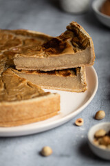 part de flan pâtissier fait maison à la noisette
