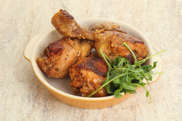 Roasted chicken leg with rucola