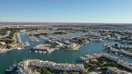 survol du port de plaisance de port Camargue en Occitanie dans le sud de la France