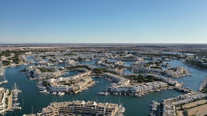 Obraz premium survol du port de plaisance de port Camargue en Occitanie dans le sud de la France