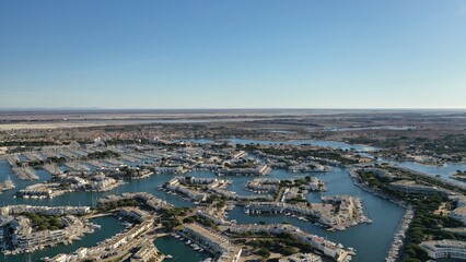 survol du port de plaisance de port Camargue en Occitanie dans le sud de la France